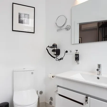Utopian Hotel, A Charming